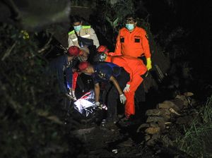 Momen Evakuasi Korban Bus Masuk Jurang di Sumedang