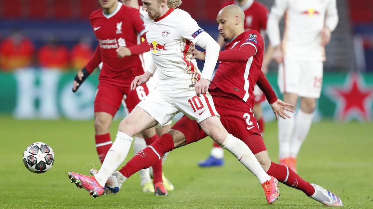 Aksi Fabinho saat menjadi gelandang di laga Liverpool vs RB Leipzig di leg kedua babak 16 besar Liga Champions. (Foto: Laszlo Balogh/AP)