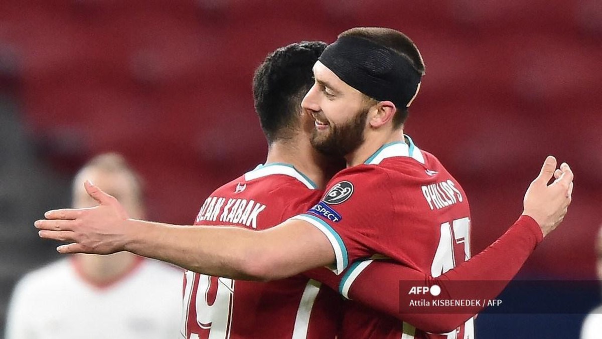 Ozan Kabak dan Nathaniel Philips tampil apik sebagai duo bek tengah saat Liverpool menang atas RB Leipzig (Foto: AFP/ATTILA KISBENEDEK
