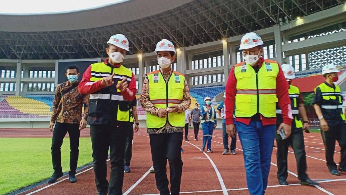 Gibran Rakabuming Raka selaku Walikota Solo meninjau persiapan Piala Menpora 2021 (dok.PT LIB)