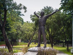 Diresmikan Anies, Patung Yuri Gagarin Kosmonot Soviet Berdiri di Jaksel