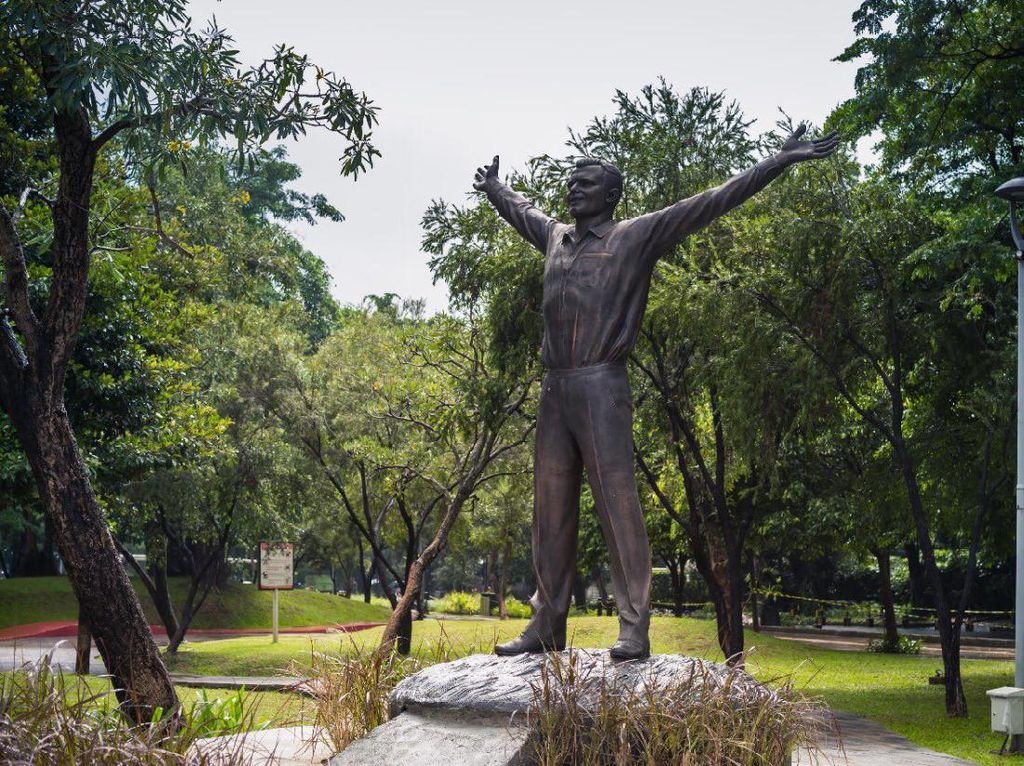 Patung Yuri Gagarin Berdiri di Jaksel, Ada Warga yang Tak Mengenali Patung Yuri Gagarin Berdiri di Jaksel, Ada Warga yang Tak Mengenali