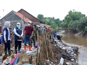 Banjir di Probolinggo, Gubernur Khofifah Minta Relawan Jogo Kali dari Sampah