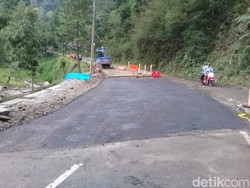 Hanya Tinggal Diaspal, Akses Jalan Batu-Kediri yang Sempat Ambles Siap Dibuka