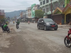 Jalan Sirandorung Rantauprapat Sumut yang Rusak Parah Mulai Diperbaiki