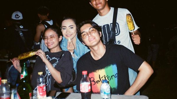 Gaya Seru Junior Roberts saat Makan Jagung Bakar bareng Hanggini