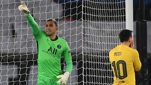 Paris Saint-Germain's Costa Rican goalkeeper Keylor Navas (L) celebrate after saving a penalty kick taken by Barcelona's Argentinian forward Lionel Messi during the UEFA Champions League round of 16 second leg football match between Paris Saint-Germain (PSG) and FC Barcelona at the Parc des Princes stadium in Paris, on March 10, 2021. (Photo by FRANCK FIFE / AFP)