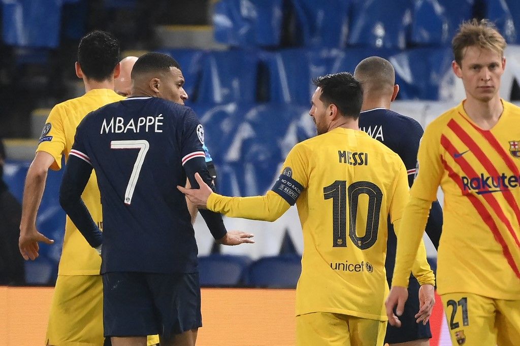 Barcelona's Argentinian forward Lionel Messi (R) talks to Paris Saint-Germain's French forward Kylian Mbappe during the UEFA Champions League round of 16 second leg football match between Paris Saint-Germain (PSG) and FC Barcelona at the Parc des Princes stadium in Paris, on March 10, 2021. (Photo by FRANCK FIFE / AFP)