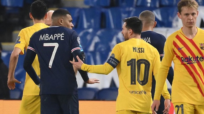 Barcelonas Argentinian forward Lionel Messi (R) talks to Paris Saint-Germains French forward Kylian Mbappe during the UEFA Champions League round of 16 second leg football match between Paris Saint-Germain (PSG) and FC Barcelona at the Parc des Princes stadium in Paris, on March 10, 2021. (Photo by FRANCK FIFE / AFP)