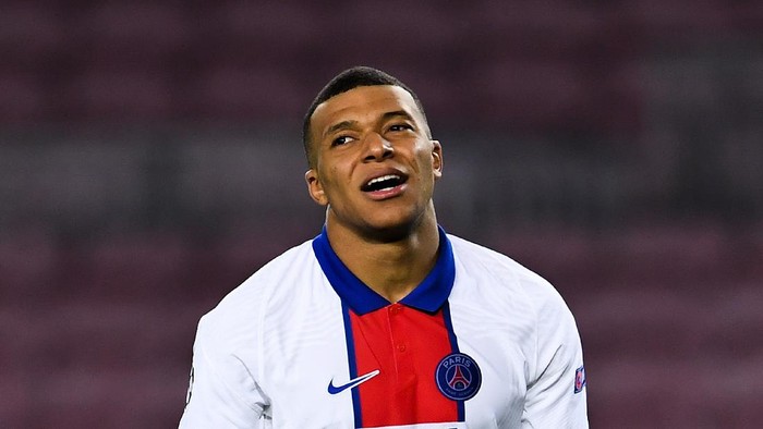 BARCELONA, SPAIN - FEBRUARY 16: Kylian Mbappe of Paris Saint-Germain reacts during the UEFA Champions League Round of 16 match between FC Barcelona and Paris Saint-Germain at Camp Nou on February 16, 2021 in Barcelona, Spain. (Photo by David Ramos/Getty Images)