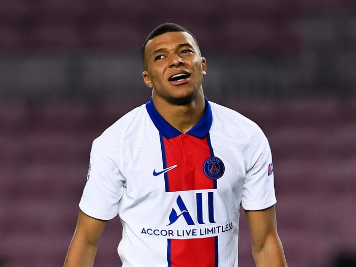 BARCELONA, SPAIN - FEBRUARY 16: Kylian Mbappe of Paris Saint-Germain reacts during the UEFA Champions League Round of 16 match between FC Barcelona and Paris Saint-Germain at Camp Nou on February 16, 2021 in Barcelona, Spain. (Photo by David Ramos/Getty Images)