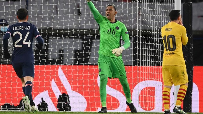 Paris Saint-Germains Costa Rican goalkeeper Keylor Navas (C) celebrates after saving a penalty kick taken by Barcelonas Argentinian forward Lionel Messi (R) during the UEFA Champions League round of 16 second leg football match between Paris Saint-Germain (PSG) and FC Barcelona at the Parc des Princes stadium in Paris, on March 10, 2021. (Photo by FRANCK FIFE / AFP)