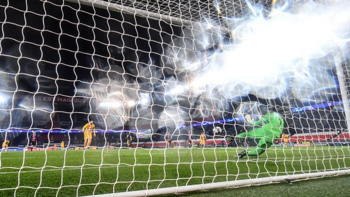 Paris Saint-Germains Costa Rican goalkeeper Keylor Navas saves a penalty kick taken by Barcelonas Argentinian forward Lionel Messi (L) during the UEFA Champions League round of 16 second leg football match between Paris Saint-Germain (PSG) and FC Barcelona at the Parc des Princes stadium in Paris, on March 10, 2021. (Photo by FRANCK FIFE / AFP)