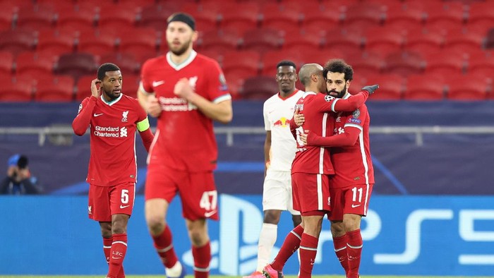 BUDAPEST, HUNGARY - MARCH 10: Mohamed Salah of Liverpool celebrates with team mate Thiago Alcantara after scoring their sides first goal during the UEFA Champions League Round of 16 match between Liverpool FC and RB Leipzig at  the Puskas Arena on March 10, 2021 in Budapest, Hungary. Sporting stadiums around Germany remain under strict restrictions due to the Coronavirus Pandemic as Government social distancing laws prohibit fans inside venues resulting in games being played behind closed doors. (Photo by David Balogh/Getty Images)