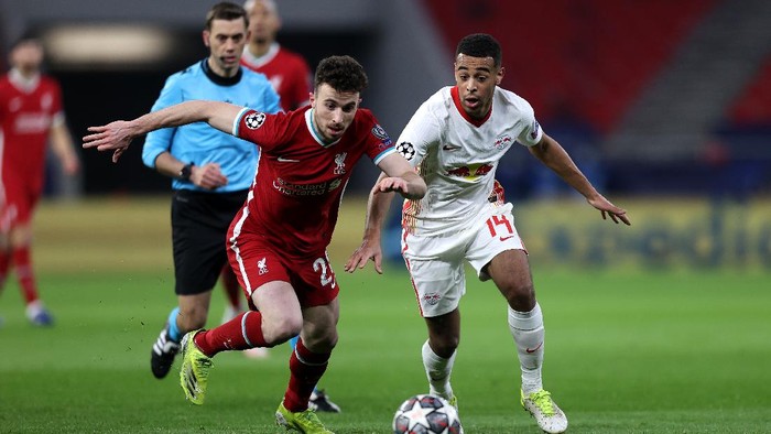 BUDAPEST, HUNGARY - MARCH 10: Diogo Jota of Liverpool battles for possession with Tyler Adams of RB Leipzig during the UEFA Champions League Round of 16 match between Liverpool FC and RB Leipzig at  the Puskas Arena on March 10, 2021 in Budapest, Hungary. Sporting stadiums around Germany remain under strict restrictions due to the Coronavirus Pandemic as Government social distancing laws prohibit fans inside venues resulting in games being played behind closed doors. (Photo by David Balogh/Getty Images)