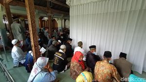 Foto: Saat Makam Sunan Muria Dikerubungi Peziarah