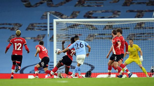 MANCHESTER, ENGLAND - MARCH 10: Manchester City's Riyad Mahrez scores the second goal for his side during the Premier League match between Manchester City and Southampton at the Etihad Stadium on March 10, 2021 in Manchester, England.  Sports stadiums across the UK remain under strict restrictions due to the coronavirus pandemic, as government social distancing laws prohibit fans within venues, causing games to be played behind closed doors.  (Photo by Gareth Copley / Getty Images)