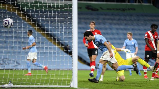 MANCHESTER, ENGLAND - MARCH 10: Ilkay Guendogan of Manchester City scores his team's third goal during the Premier League match between Manchester City and Southampton at the Etihad Stadium on March 10, 2021 in Manchester, England.  Sports stadiums across the UK remain under strict restrictions due to the coronavirus pandemic, as government social distancing laws prohibit fans within venues, causing games to be played behind closed doors.  (Photo by Clive Brunskill / Getty Images)