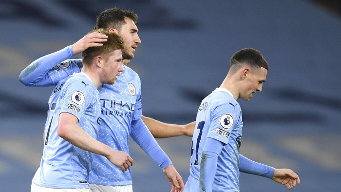 Manchester Citys Kevin De Bruyne, left, celebrates after scoring his sides fifth goal during the English Premier League soccer match between Manchester City and Southampton at the Etihad Stadium in Manchester, England, Wednesday, March 10, 2021. (Gareth Copley/Pool via AP)