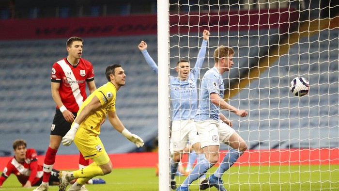 Manchester Citys Kevin De Bruyne, right, scores his sides opening goal during the English Premier League soccer match between Manchester City and Southampton at the Etihad Stadium in Manchester, England, Wednesday, March 10, 2021. (Martin Rickett/Pool via AP)