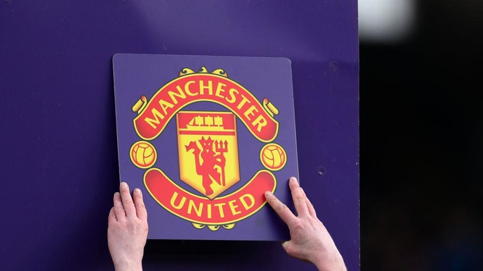 LONDON, ENGLAND - FEBRUARY 09: The Manchester United club badge is put up on the board during the Premier League match between Fulham FC and Manchester United at Craven Cottage on February 09, 2019 in London, United Kingdom. (Photo by Catherine Ivill/Getty Images)