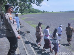 Melasti di Banyuwangi Saat Pandemi Hanya Diikuti 30 Orang