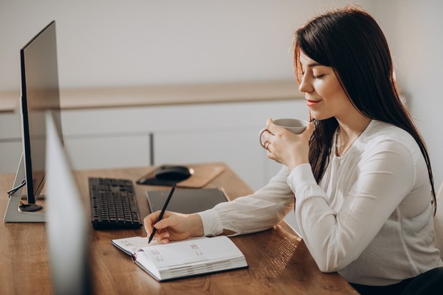 Mengendalikan Emosi Selama Bekerja/foto: freepik.com Ketenangan dalam menghadapi setiap tanggung jawab sangat penting dimiliki agar tidak mudah mengalami stres kerja.