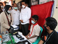 Mensos Risma Cek Perekaman Data e-KTP Untuk Suku Anak Dalam Jambi