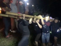 Momen Evakuasi Puluhan Korban Kecelakaan Maut di Sumedang