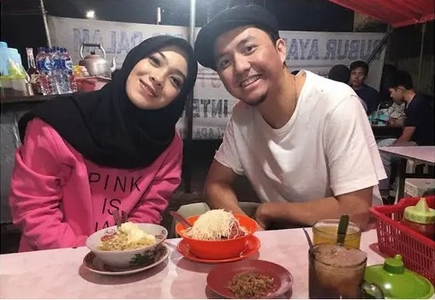 Omesh dan Dian Ayu merayakan anniversary dengan dinner merakyat/instagramc.com/dianayulestari