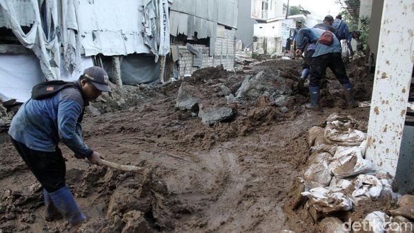 Turap Longsor di Ciganjur Mulai Dibersihkan
