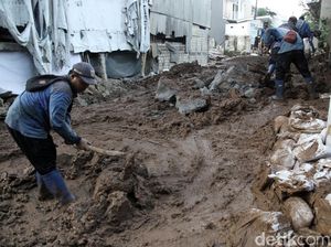 Turap Longsor di Ciganjur Mulai Dibersihkan Turap Longsor di Ciganjur Mulai Dibersihkan
