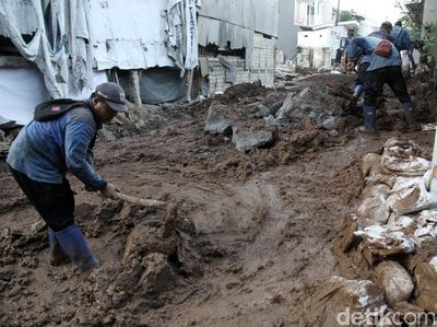 Turap Longsor di Ciganjur Mulai Dibersihkan
