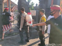 Polisi Lakukan Penyemprotan Disinfektan di Pura Banyuwangi Jelang Nyepi
