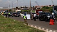 Polresta Bandung Lakukan Penyekatan Kendaraan di Tol Cileunyi