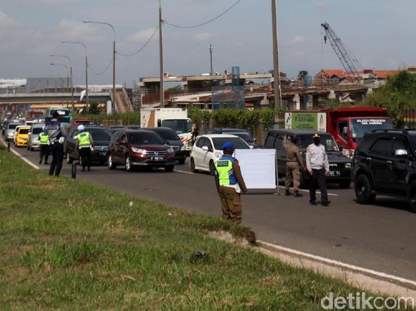 Polresta Bandung Lakukan Penyekatan Kendaraan di Tol Cileunyi