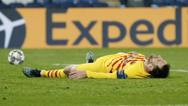 Soccer Football - Champions League - Round of 16 Second Leg - Paris St Germain v FC Barcelona - Parc des Princes, Paris, France - March 10, 2021 Barcelona's Lionel Messi reacts after first half REUTERS/Gonzalo Fuentes