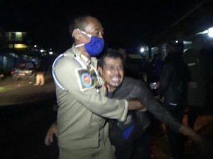 Isak Tangis Keluarga Korban Kecelakaan Maut di Sumedang