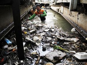Sampah Sisa Banjir di Kali Mampang Dibersihkan Sampah Sisa Banjir di Kali Mampang Dibersihkan