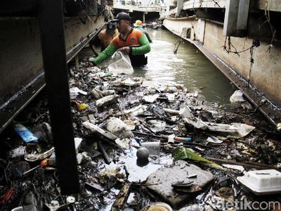 Sampah Sisa Banjir di Kali Mampang Dibersihkan