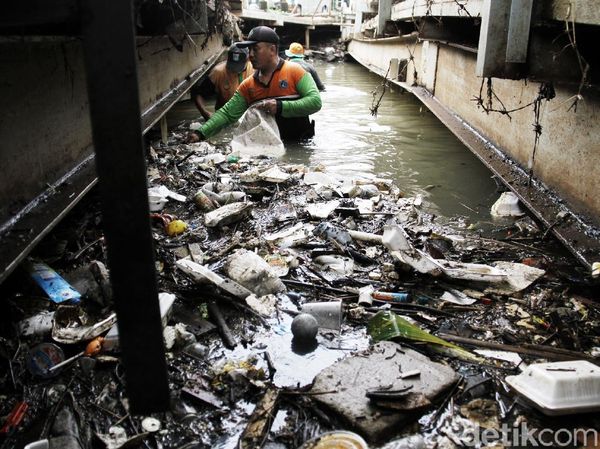 Sampah Sisa Banjir di Kali Mampang Dibersihkan