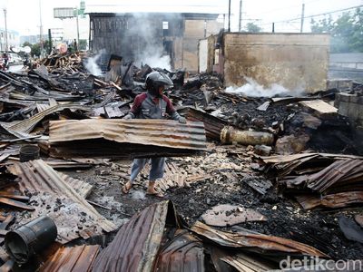 Warga Mengais Sisa Kebakaran Lapak Limbah Kayu di Bekasi