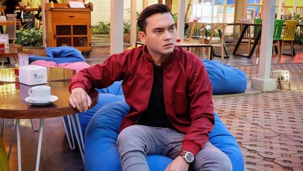 Tampannya Ikbal Fauzi, Pemain Ikatan Cinta yang Doyan Ngopi Tampannya Ikbal Fauzi, Pemain Ikatan Cinta yang Doyan Ngopi