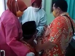 Takut Jarum Suntik, Perangkat Desa di Kudus Histeris Saat Divaksin