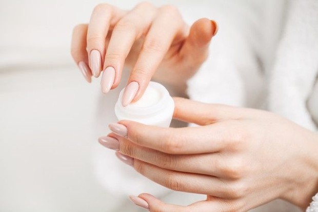 Teknik buffering dengan menggabungkan retinol dan moisturizer/freepk.com