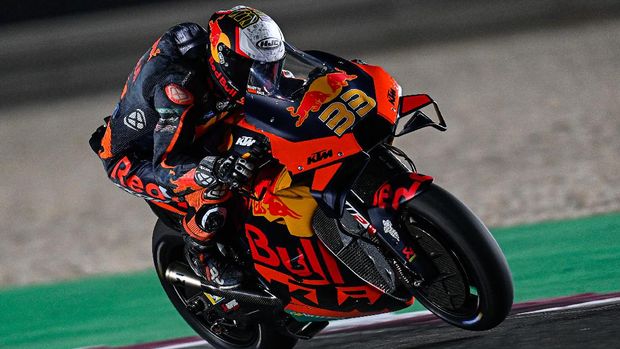 Brad Binder pada hari pertama tes kedua MotoGP 2021 di Sirkuit Internasional Losail, Qatar, Rabu 10/3).