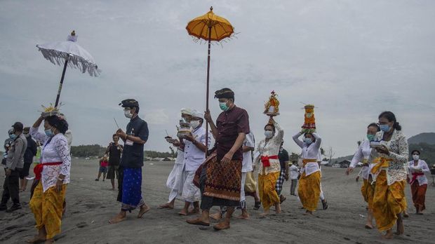 Sejumlah pemuka umat Hindu berjalan menuju pantai mengambil air suci saat Upacara Melasti di Pantai Parangkusumo, Bantul, DI Yogyakarta, Kamis (11/3/2021). Upacara Melasti yang diikuti umat Hindu secara terbatas tersebut untuk mensucikan diri dalam menyambut Hari Raya Nyepi tahun baru Saka 1943. ANTARA FOTO/Hendra Nurdiyansyah/aww.