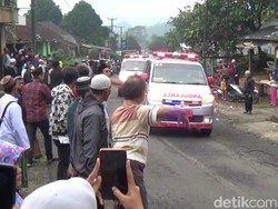 Ratusan Warga Sambut Kedatangan Jenazah Korban Kecelakaan Maut Sumedang