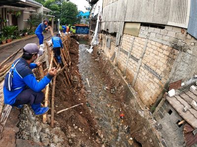 Aksi Pasukan Biru Perbaiki Turap Longsor di Jagakarsa