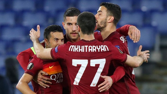 ROME, ITALY - MARCH 11: Lorenzo Pellegrini of Roma celebrates with teammates Henrikh Mkhitaryan and Leonardo Spinazzola after scoring their teams first goal during the UEFA Europa League Round of 16 First Leg match between AS Roma and Shakhtar Donetsk at Olimpico Stadium on March 11, 2021 in Rome, Italy. Sporting stadiums around Europe remain under strict restrictions due to the Coronavirus Pandemic as Government social distancing laws prohibit fans inside venues resulting in games being played behind closed doors. (Photo by Paolo Bruno/Getty Images)